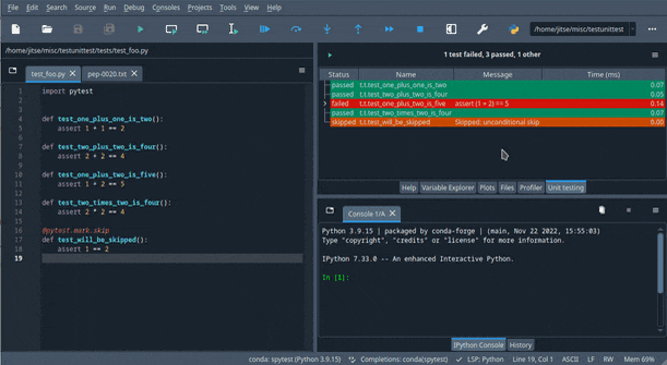 Spyder shows the output of the test run after clicking on the "Show output" menu item